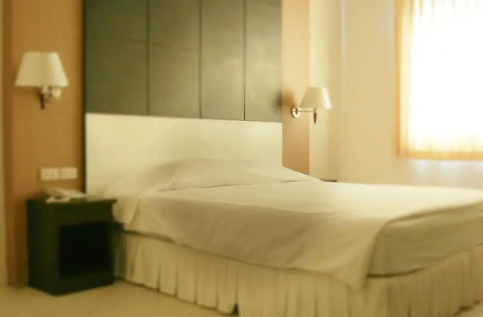 LJ The Emerald Hotel