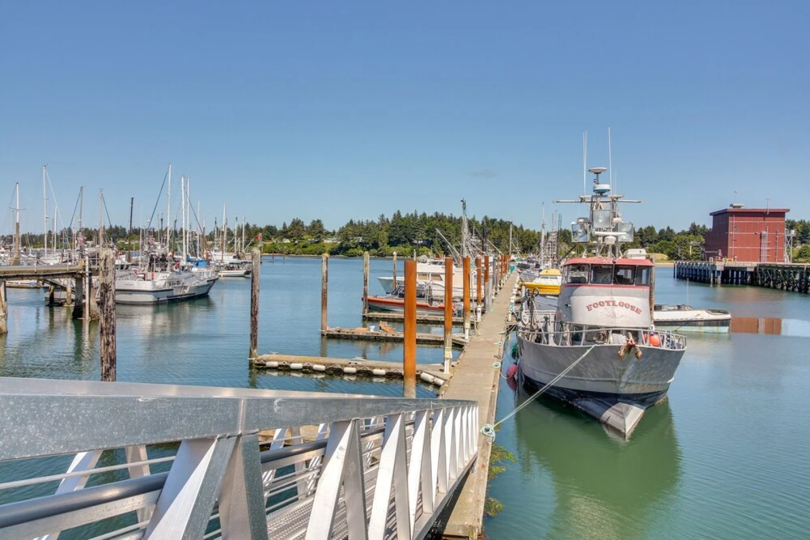 On-site Creek & Fishing: Cozy Coos Bay Retreat!