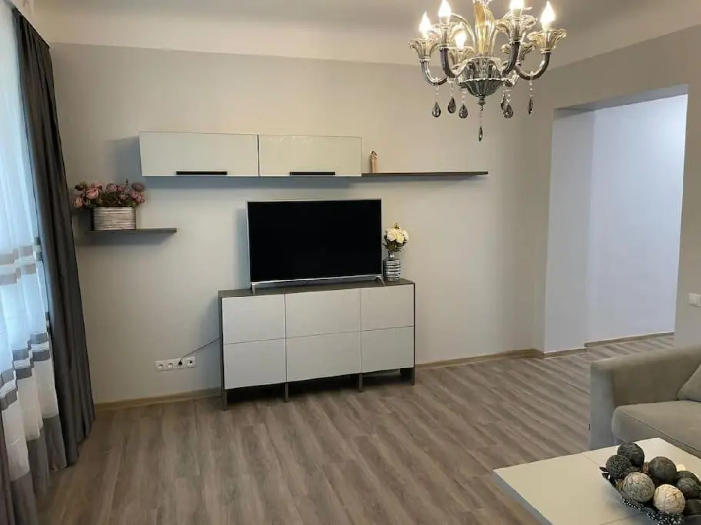 Just renovated 2 room apartment near the Palace