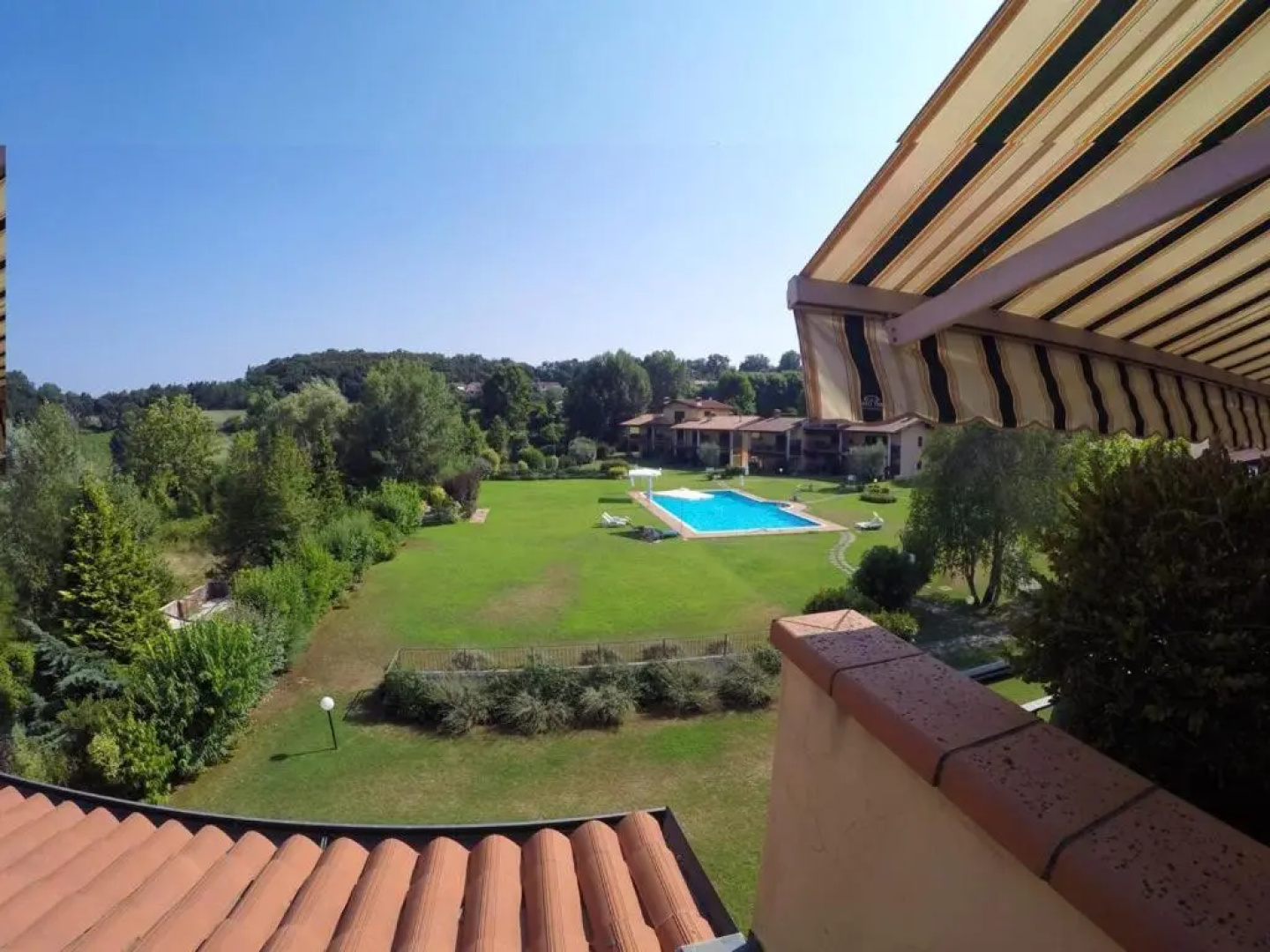 2 bedrooms appartement with shared pool furnished terrace and wifi at Padenghe Sul Garda