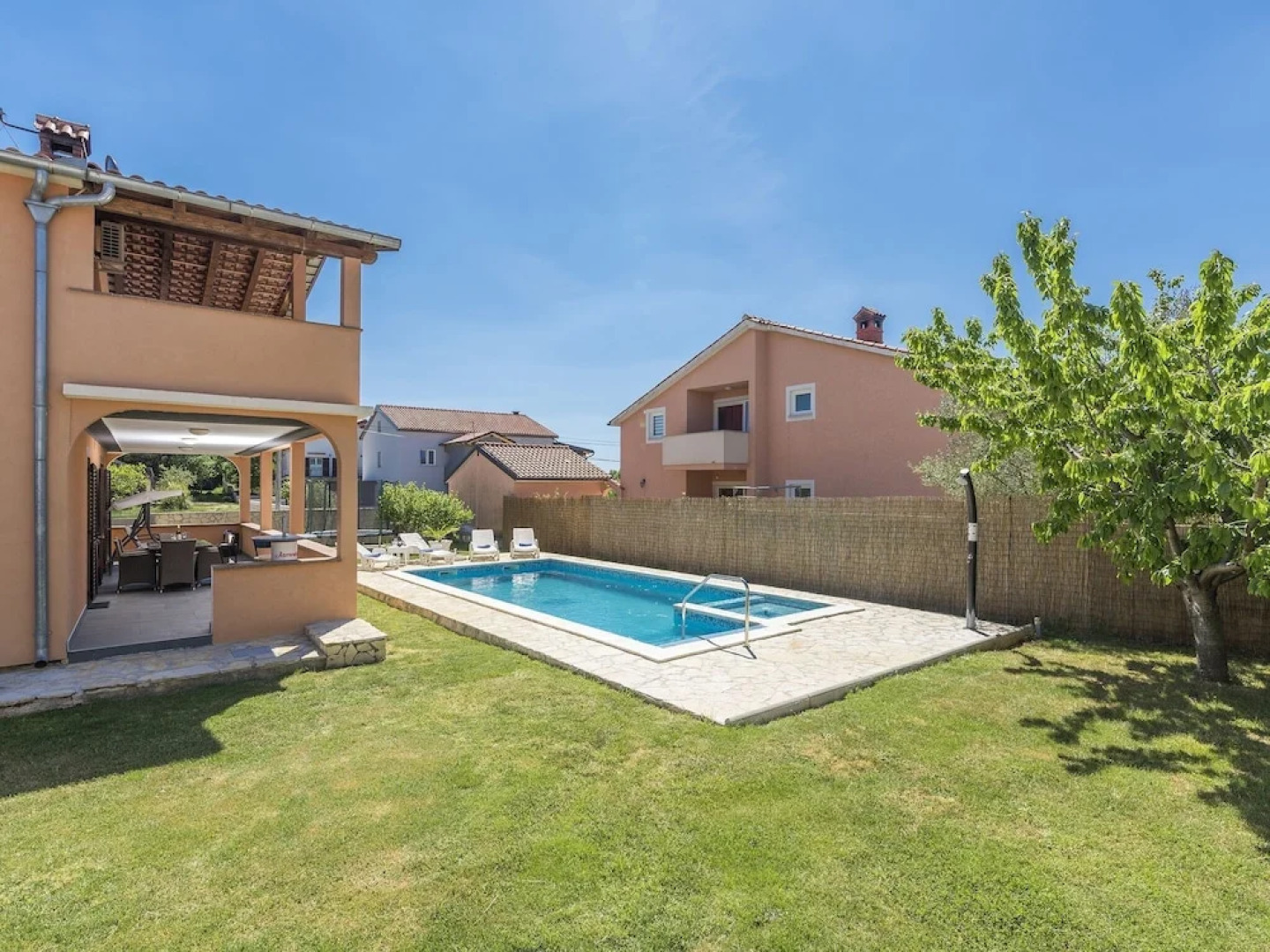 Two Bedrooms Ground Floor Apartment With Private Pool and Garden Near Pula