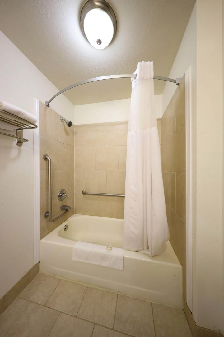 Copley Inn & Suites By OYO Akron OH