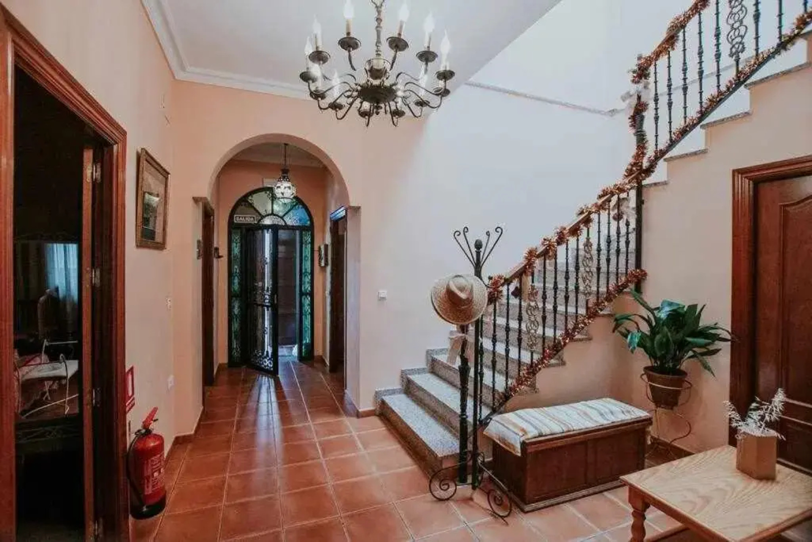 Casa con jacuzzi, sauna, bodeguita rociera y chimenea, de lujo