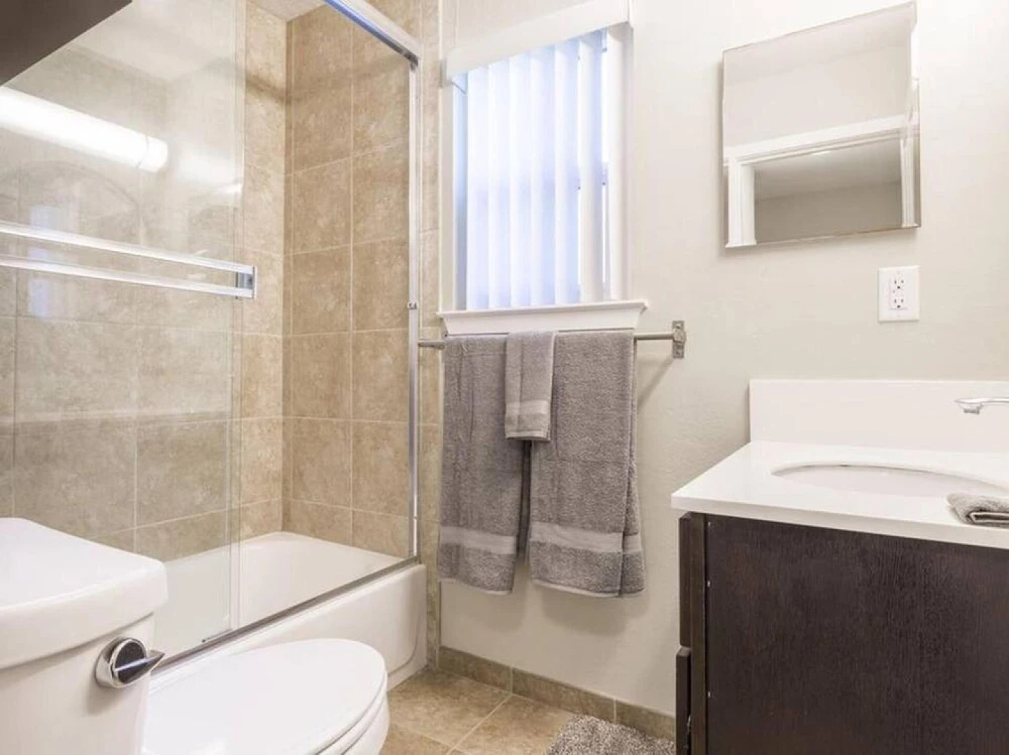 Furnished Washer & Dryer Near HWY 101