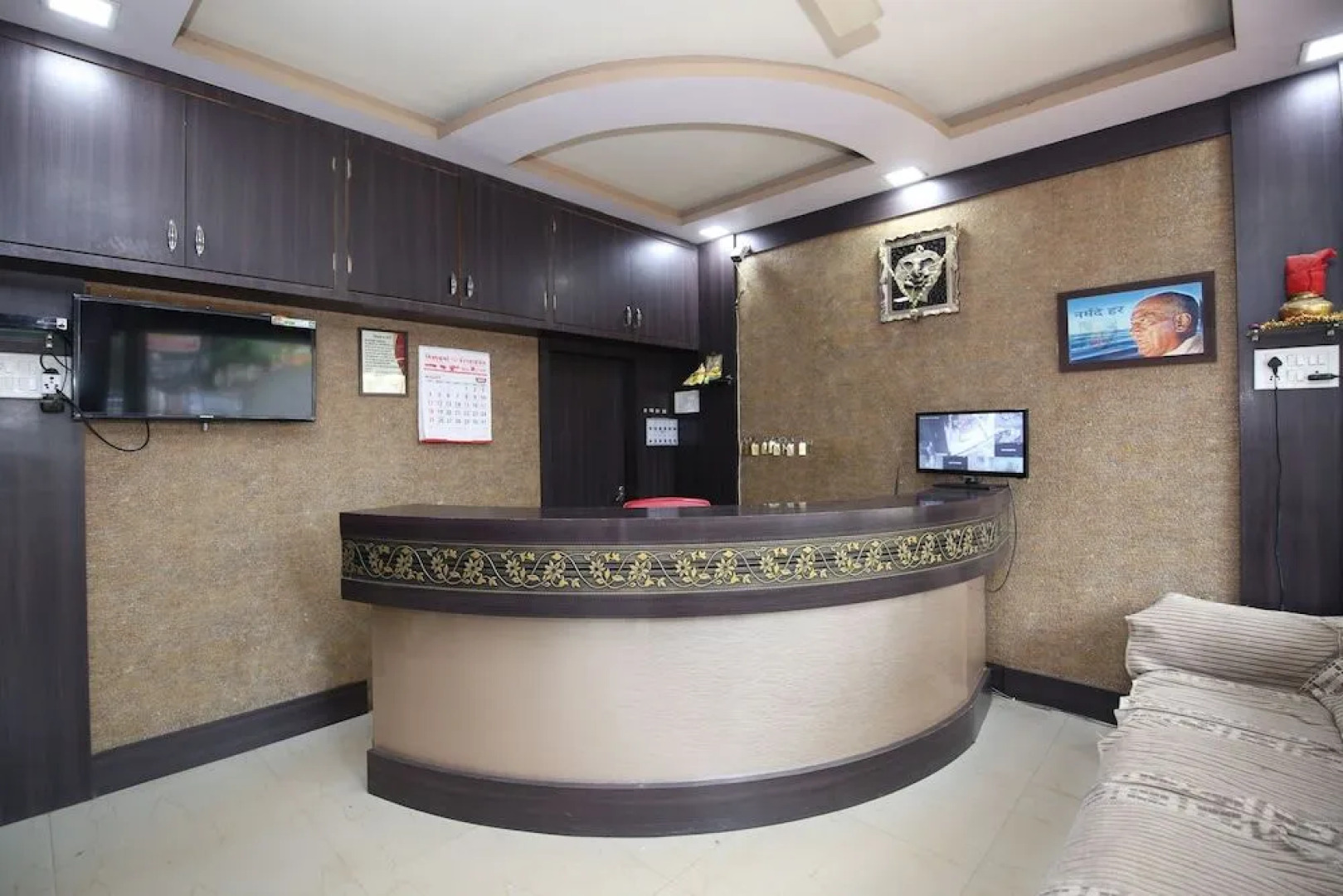 OYO 48533 Hotel Aarna Palace