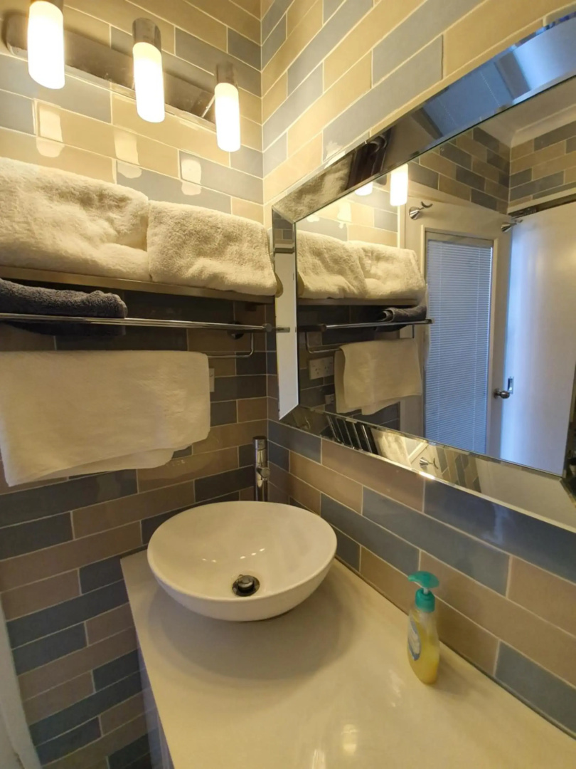 JUST-4-YOU! amazing sea views, WIFI, fullly air-conditioned, king bed