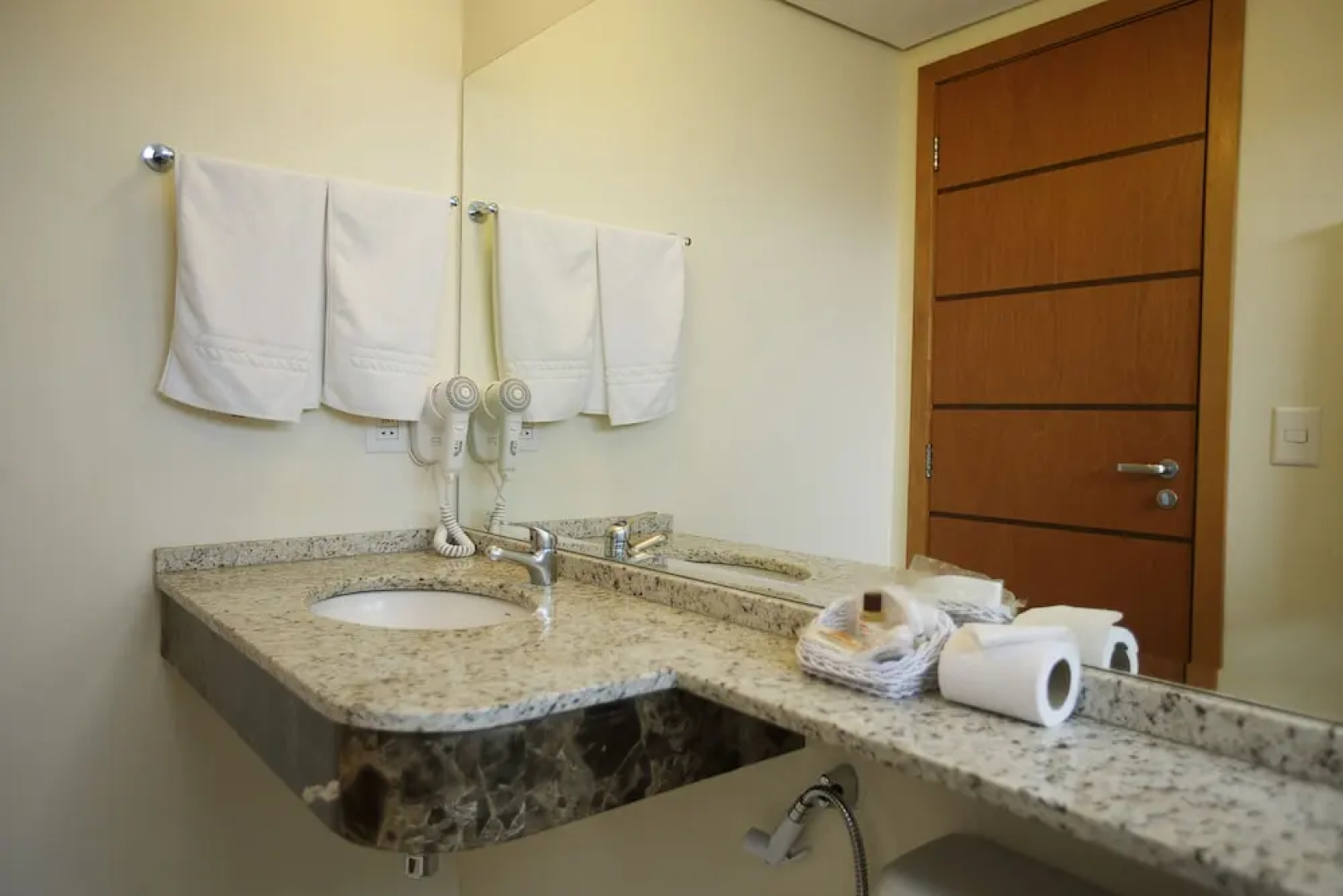 Eston Hotel