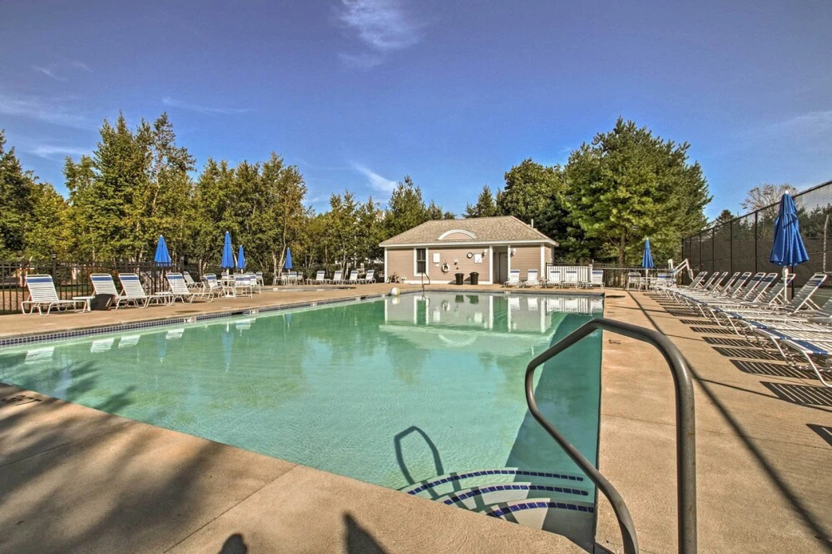 Cozy Wells Cottage w/ Pool Access: 1 Mi to Beach!