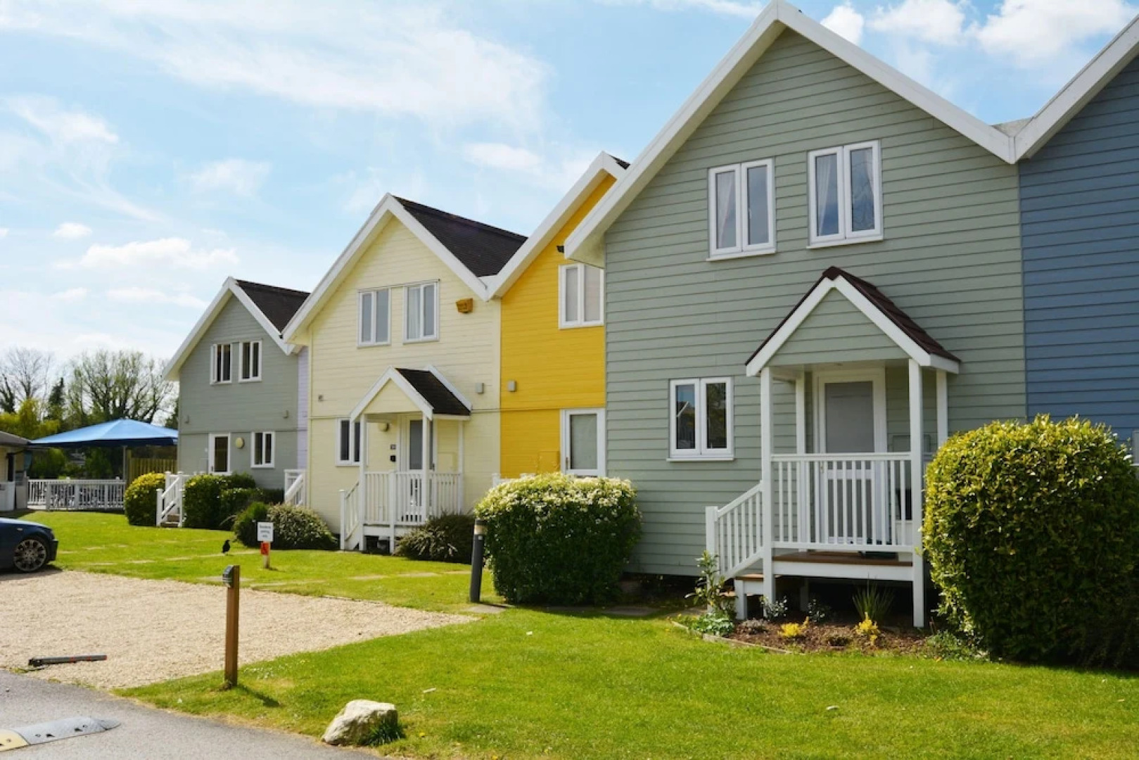 Stylish New England lakeside retreat in the Cotswold Water Park with hot tub