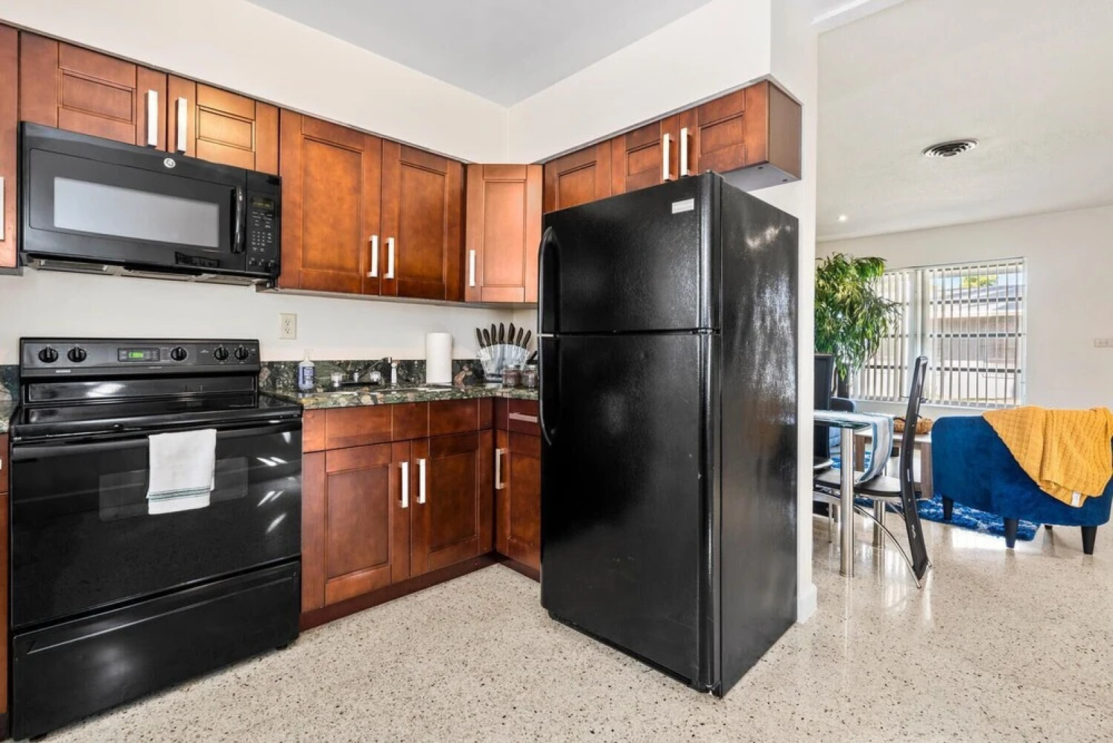 King /Queen Bed Mins from beach. Perfect get-away!