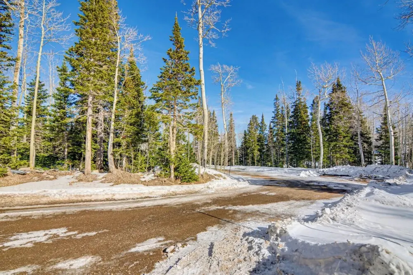Romantic Ski Haven w/ Balcony: Brian Head Studio