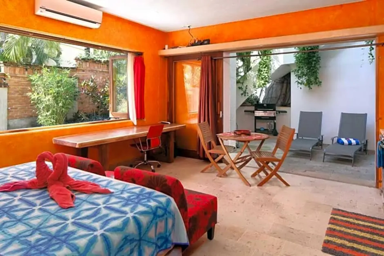 Villa Kiwi. Huge Pool, Steps To Town n Beach. 6 plus BRM 7.5 BTH 3 KCN