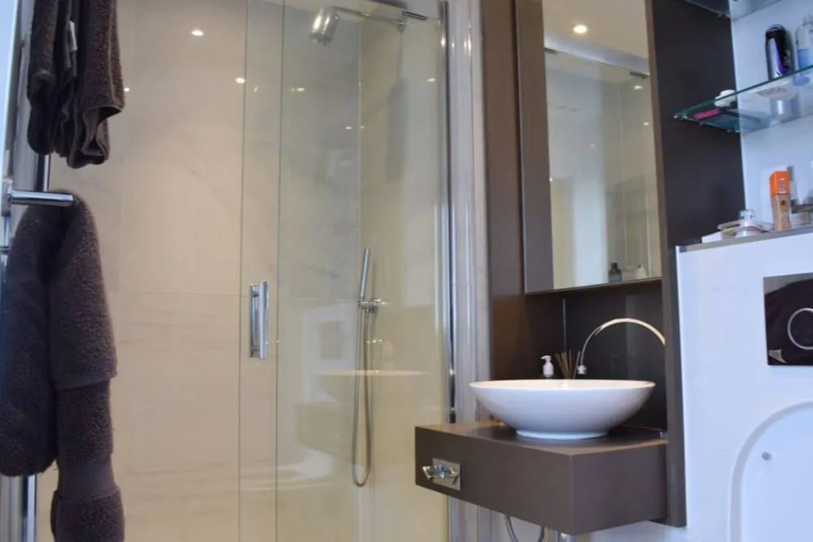 Stylish 2 Bedroom With Access to Pool and Gym