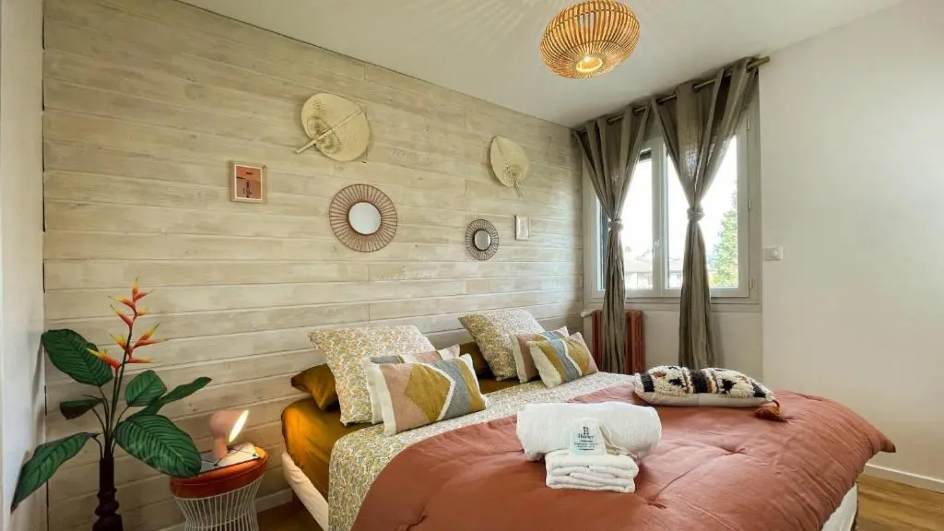 HOMEY MONTAIGNE - New - A 1 min à pied du LAC D'ANNECY - 2 Balcons privés - Appartement avec 2 chambres - Stationnement gratuit toute l'année sauf en été - juin à août