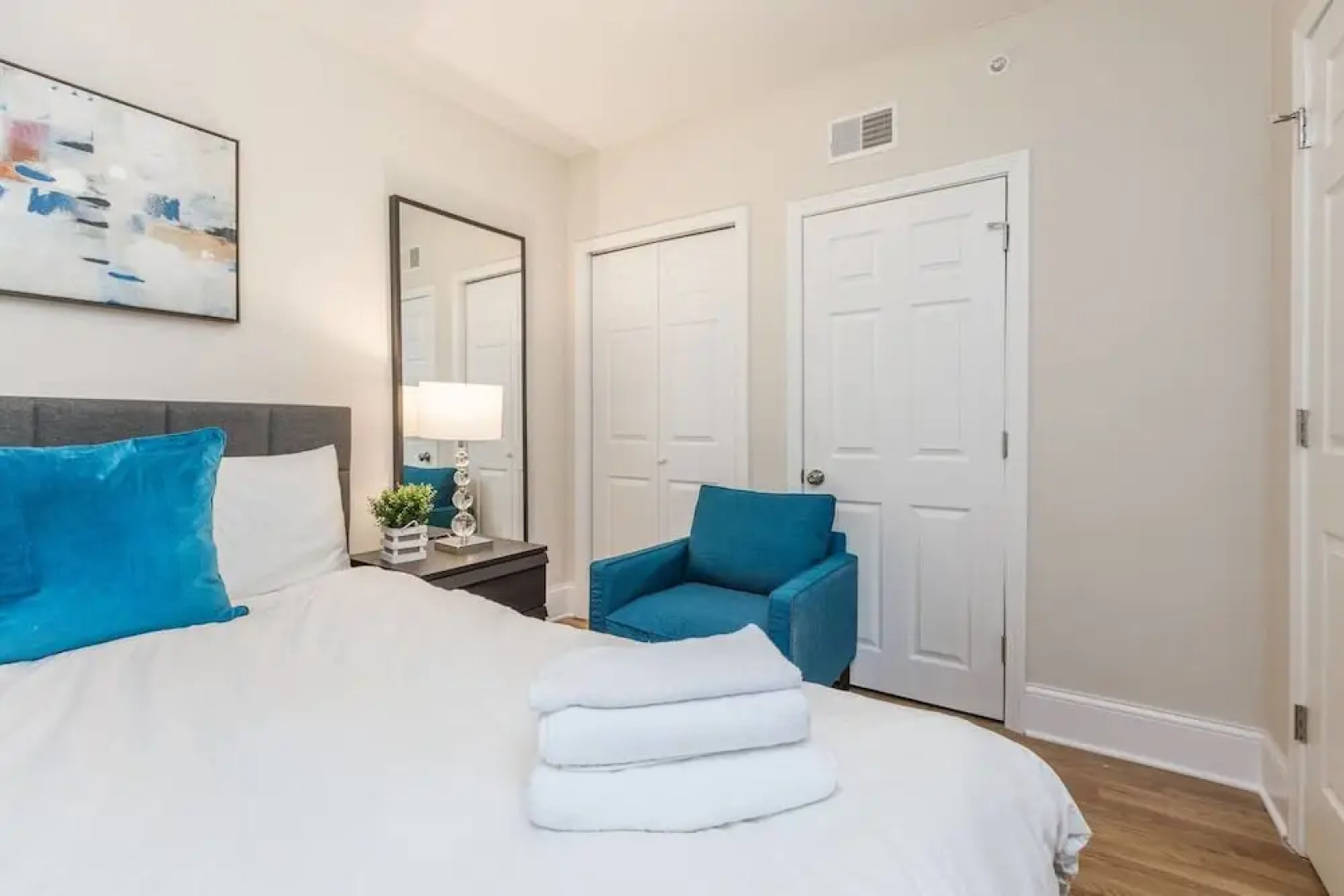 Superb 3br/2ba Apt in North End by Domio