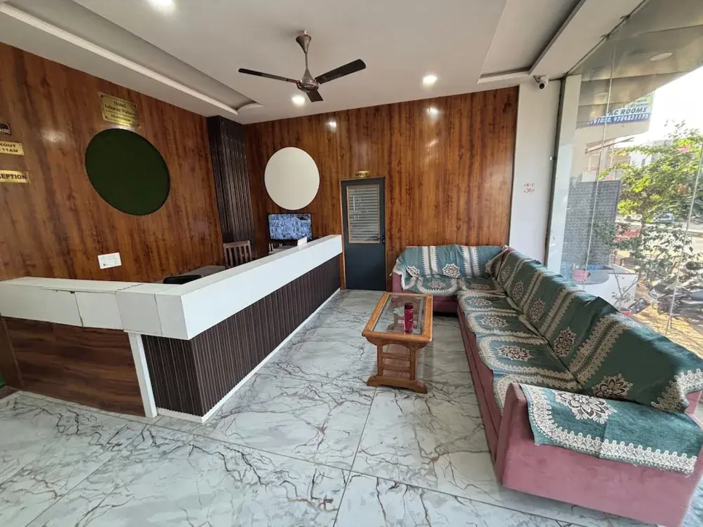 Hotel Ishwar Palace