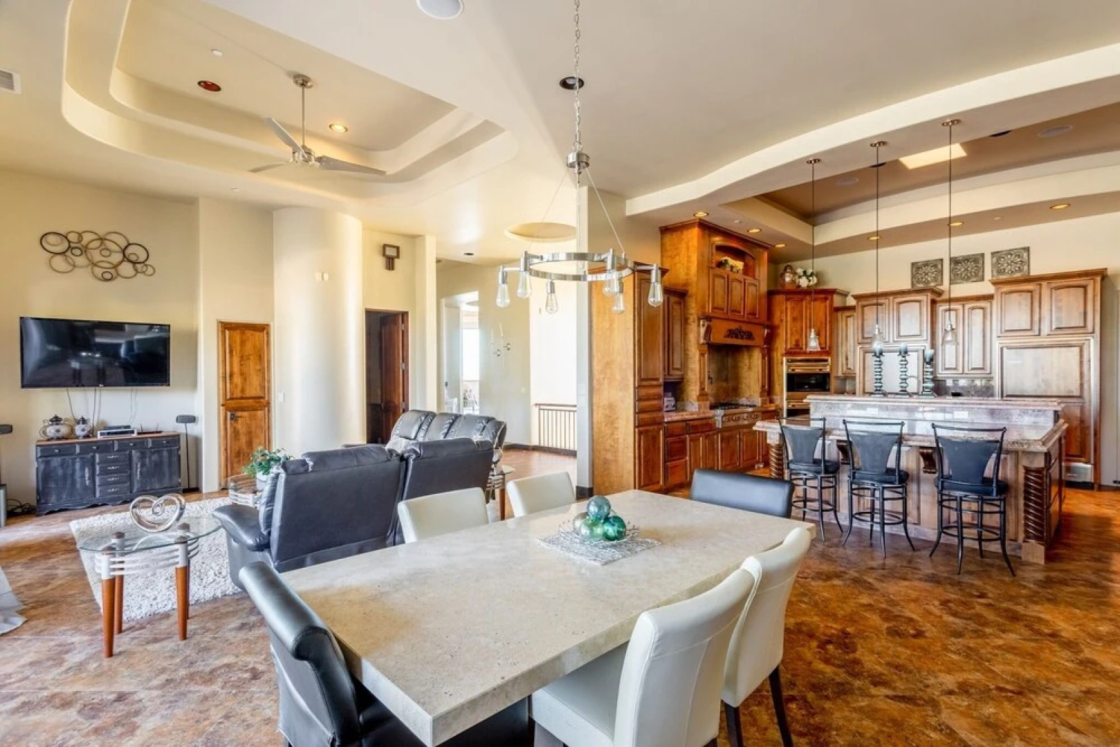 All-Suite Tuscan Home W/ Pool, SPA & Sports Court Home