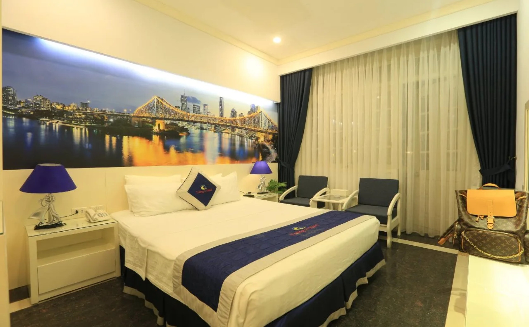 Khach San Tuong Vi - Van Cao