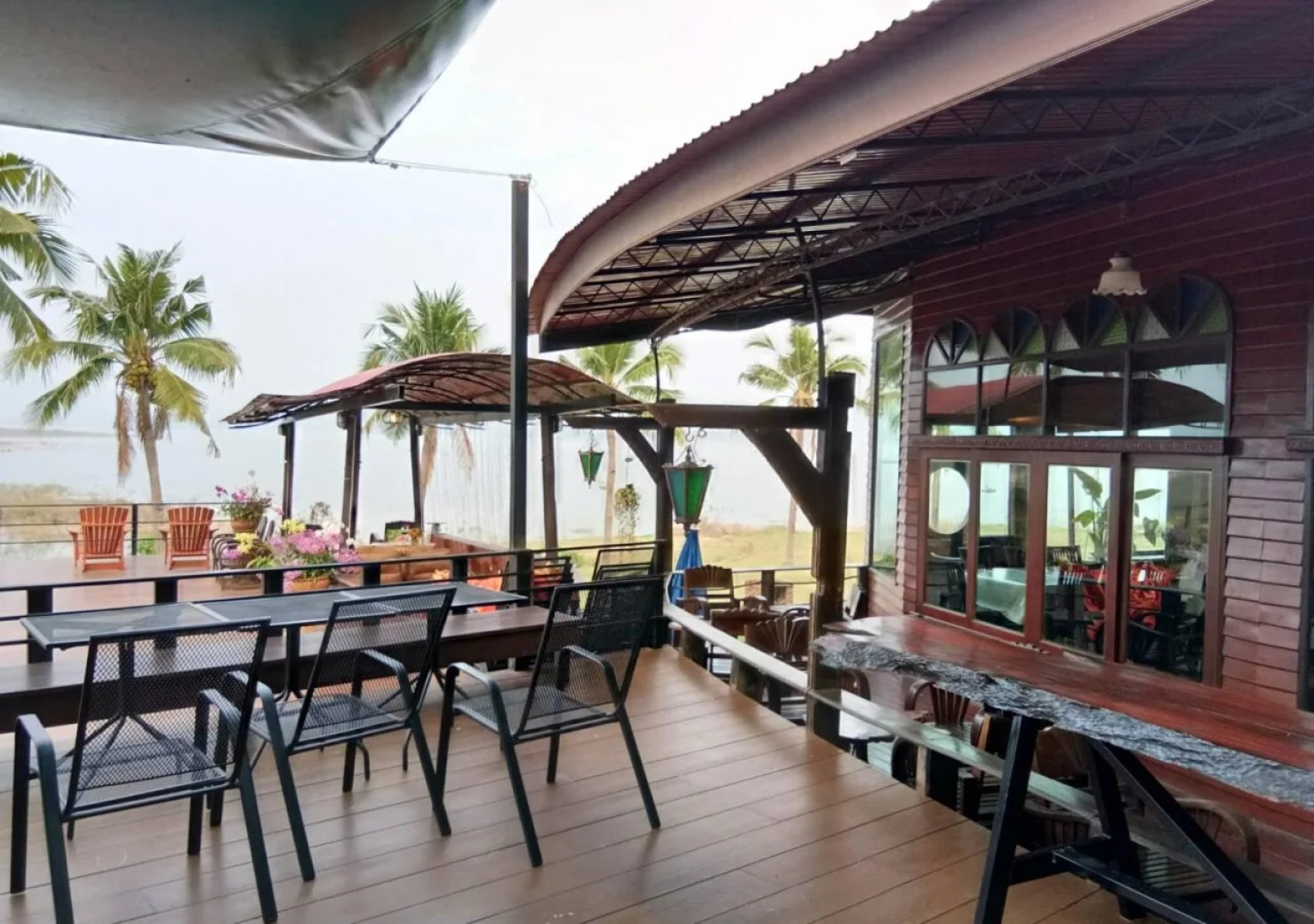 Kaengkrachan Boathouse Paradise Resort