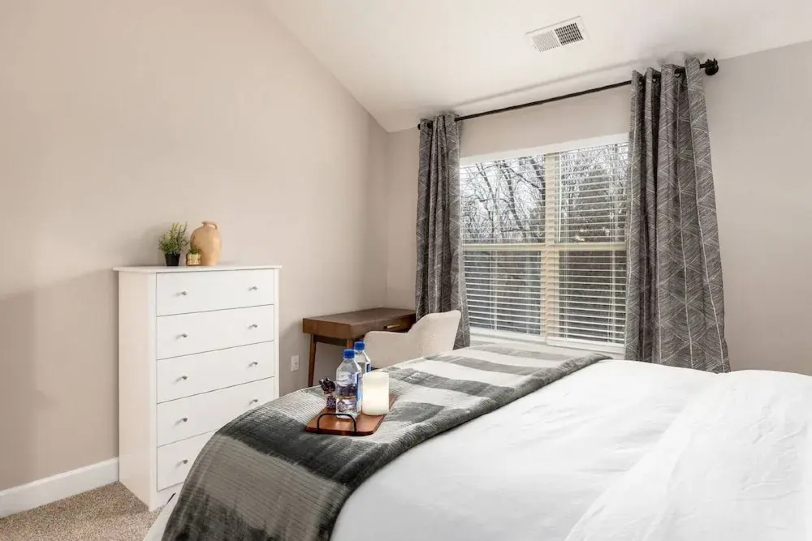 Woodland Penthouse 2BR W D Pool Gym Walkable