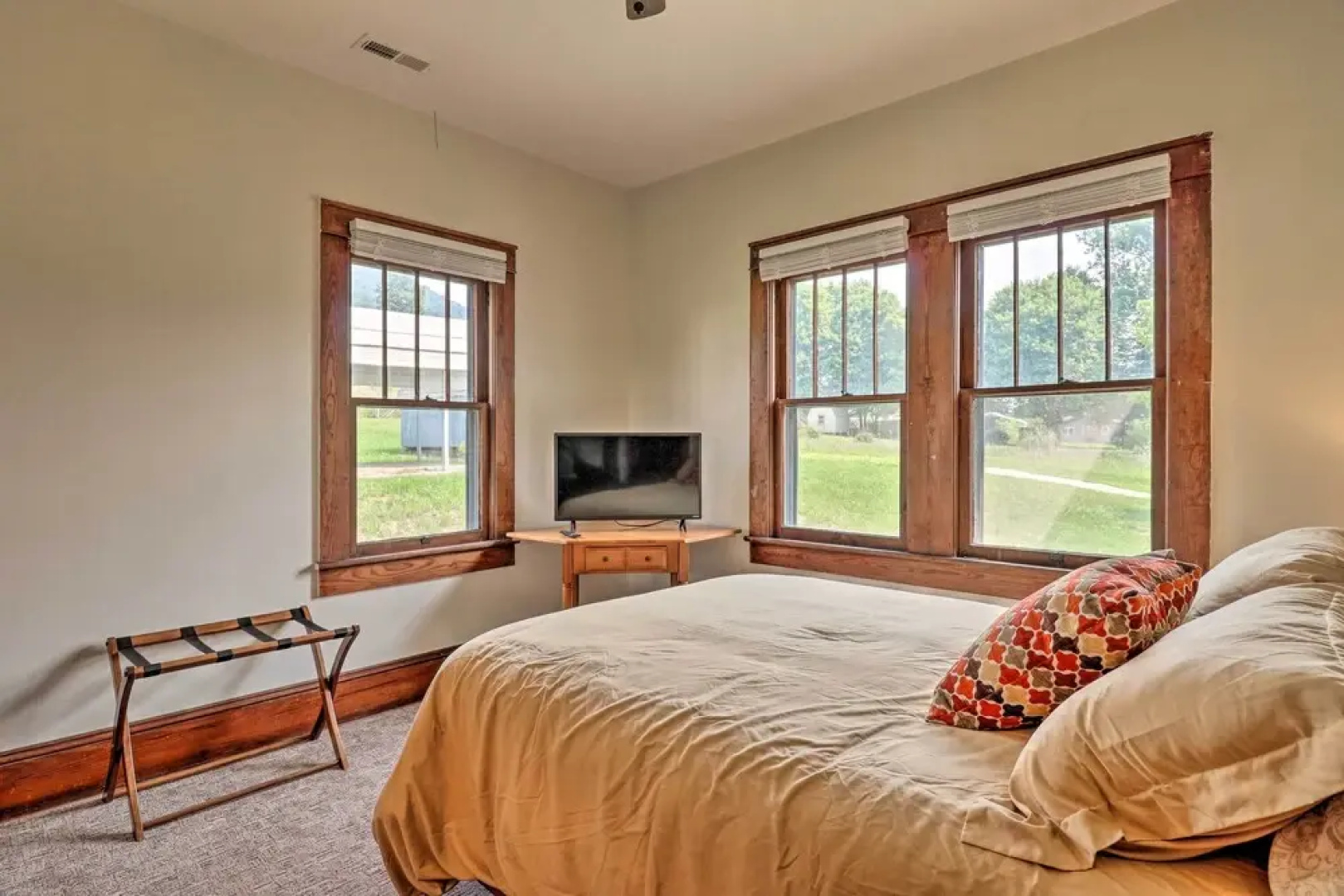 Cozy Home w/ Views < 1 Mi to Lake Junaluska!