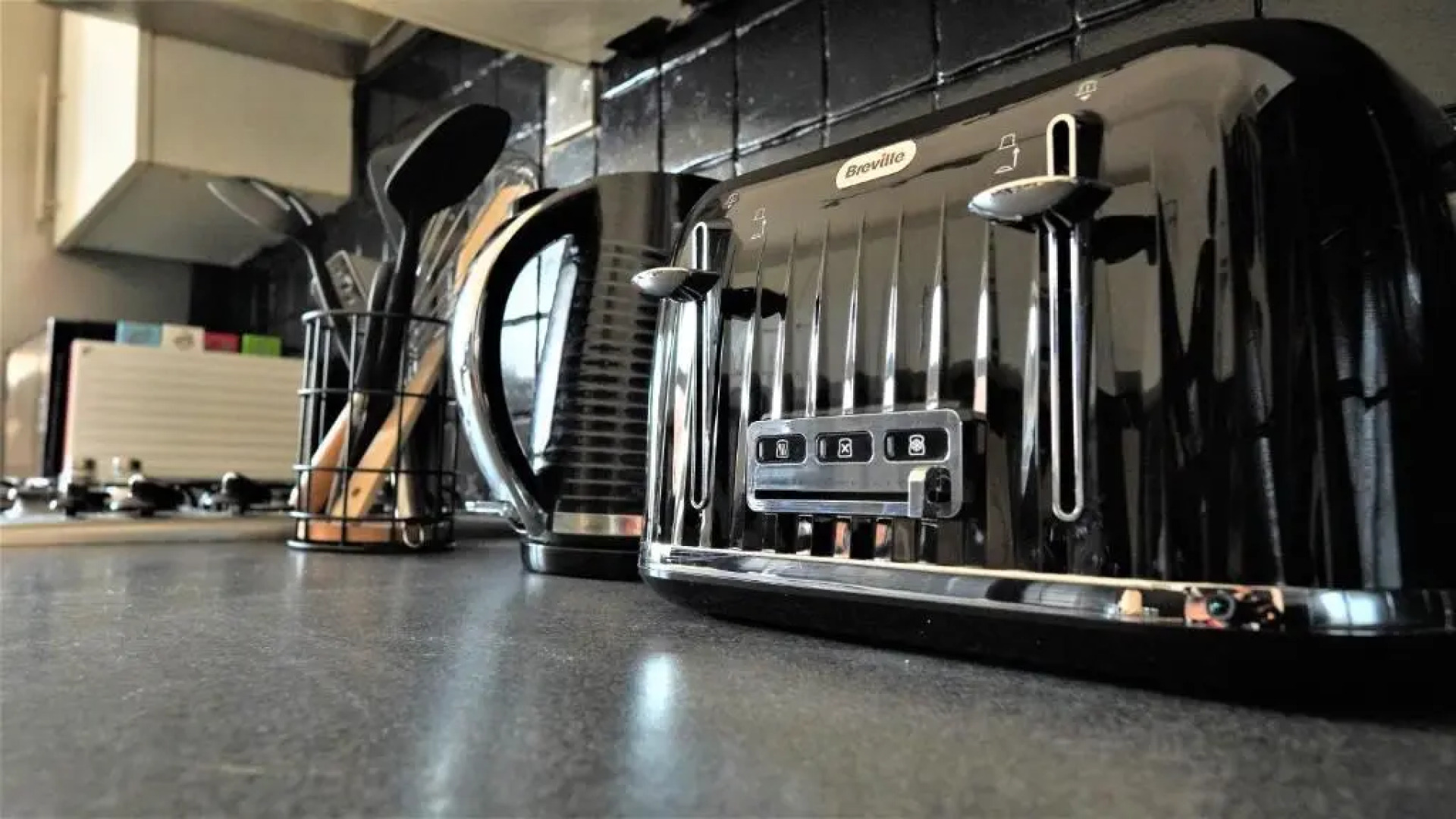 Spacious 3 bed house, great for FAMILIES and CONTRACTORS, sleeps 5 plus FREE Parking - Triumph Serviced Accommodation Wolverhampton