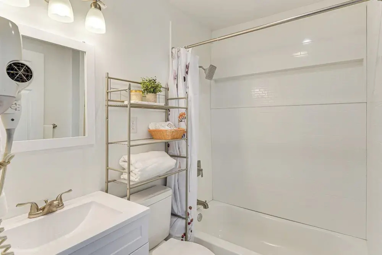 Close to Shops, Eats & Hospital: Roxboro Retreat