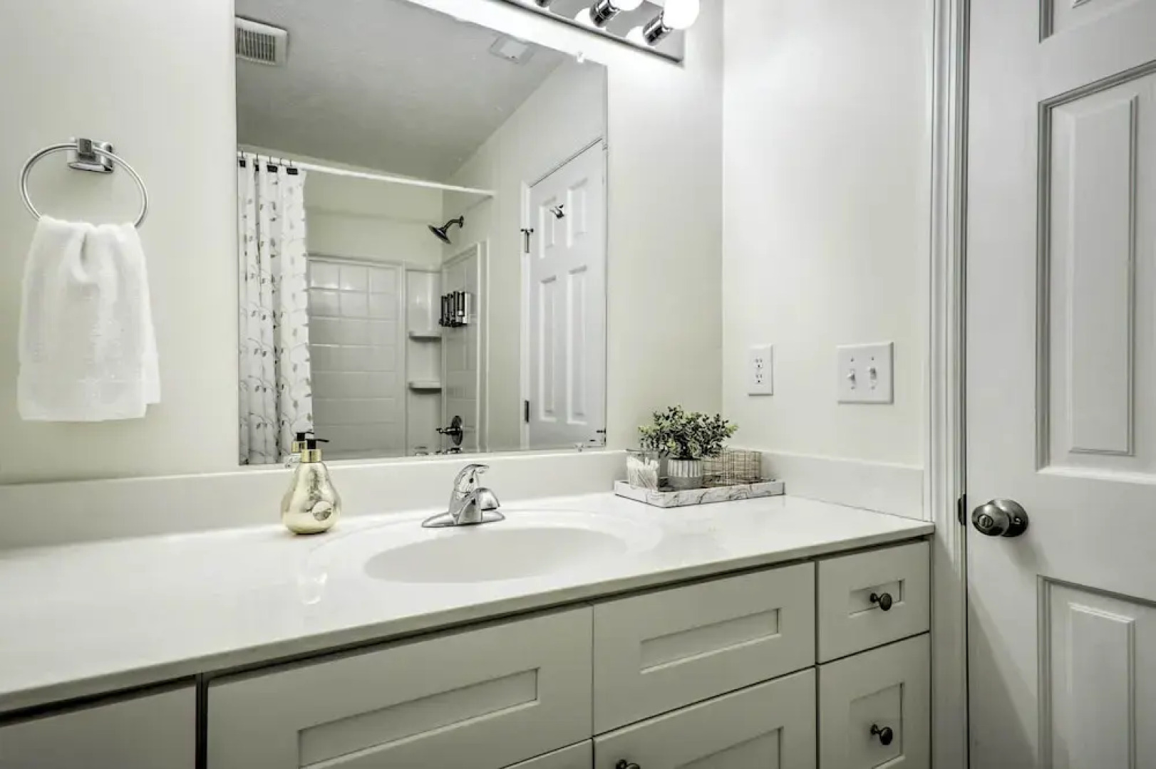 Modern Townhome w/ Deck & Golf Course Views!