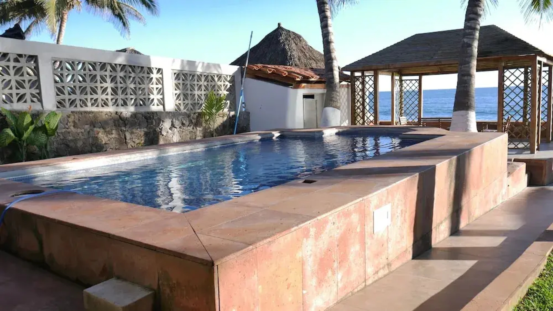Casa Mister Ken pie de playa Los Cocos