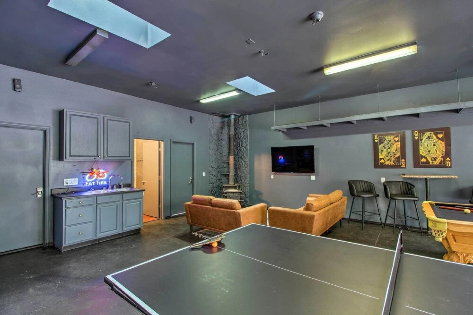 2 Mi to Lake: Marvelous Pinetop Home w/ Fireplaces