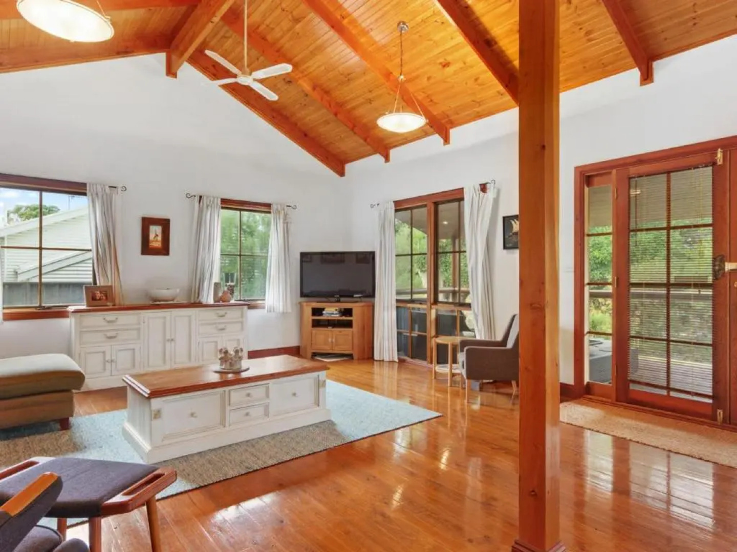 The Log Cabin - 47 Jetty Road