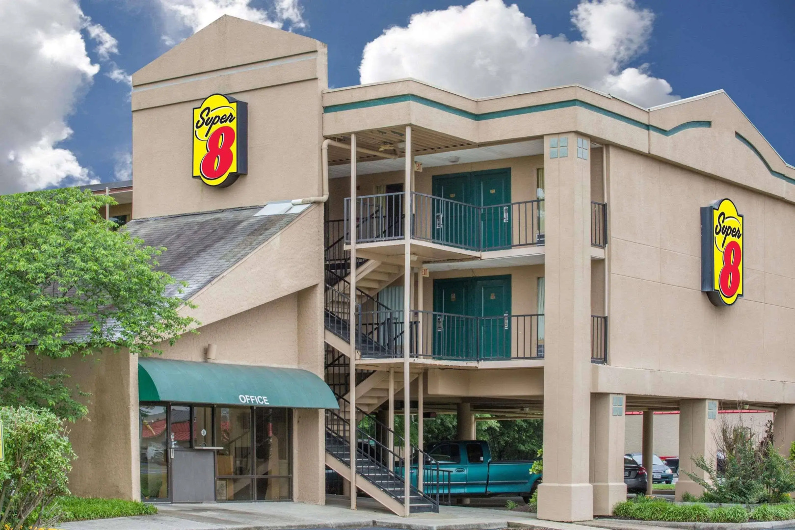 Super Inn Williamsburg