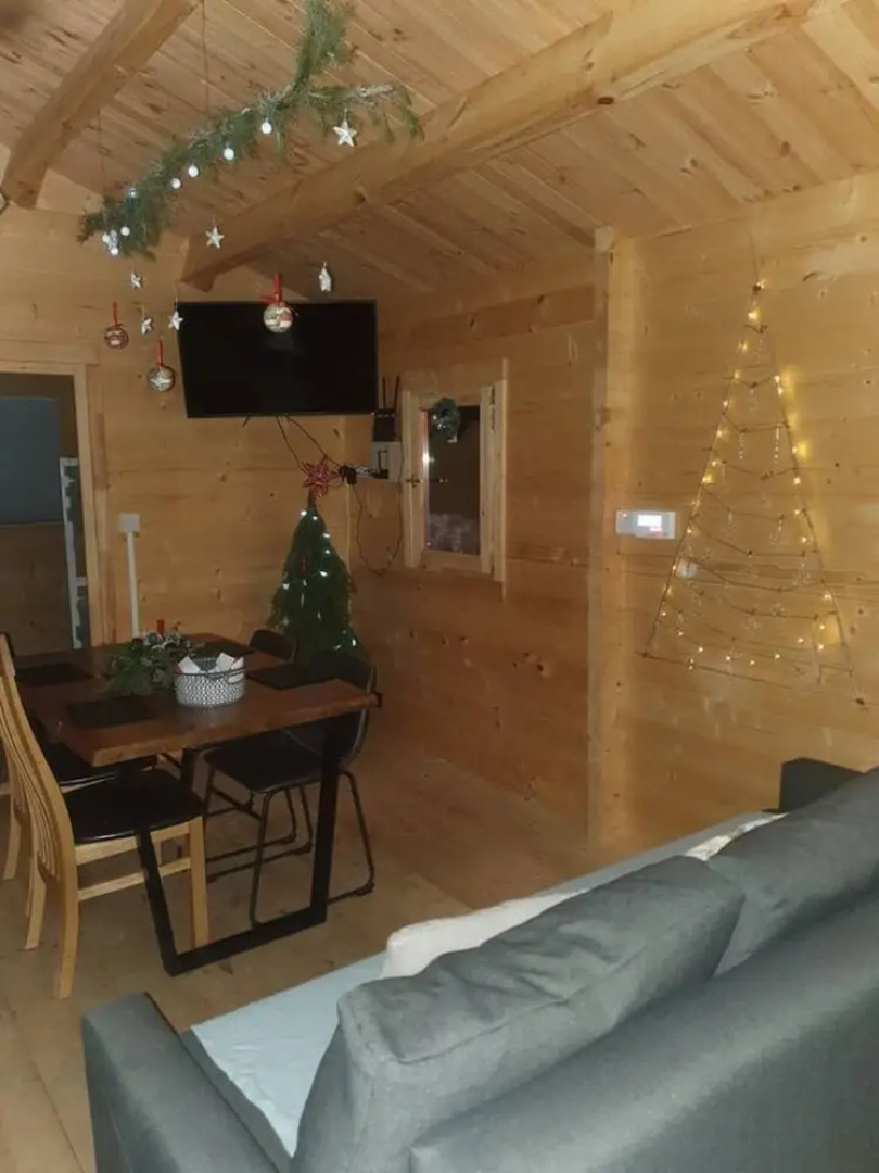 Log Cabin on the Lake - Sleeps 4 & Jacuzzi