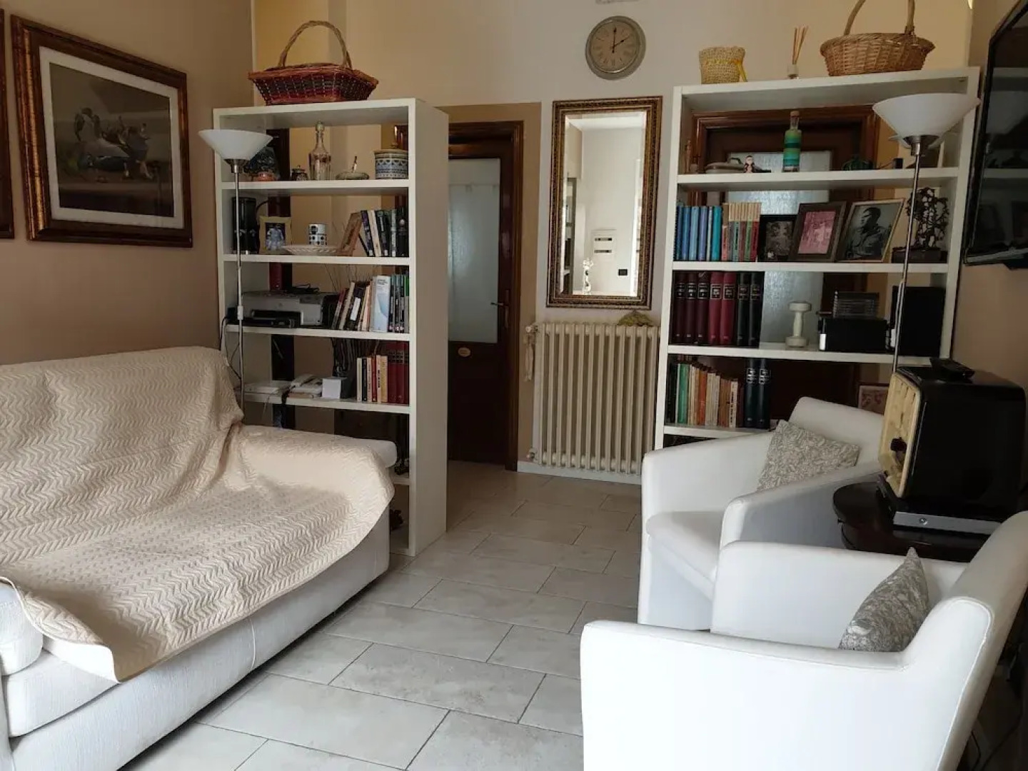 Dueterre Room & Host