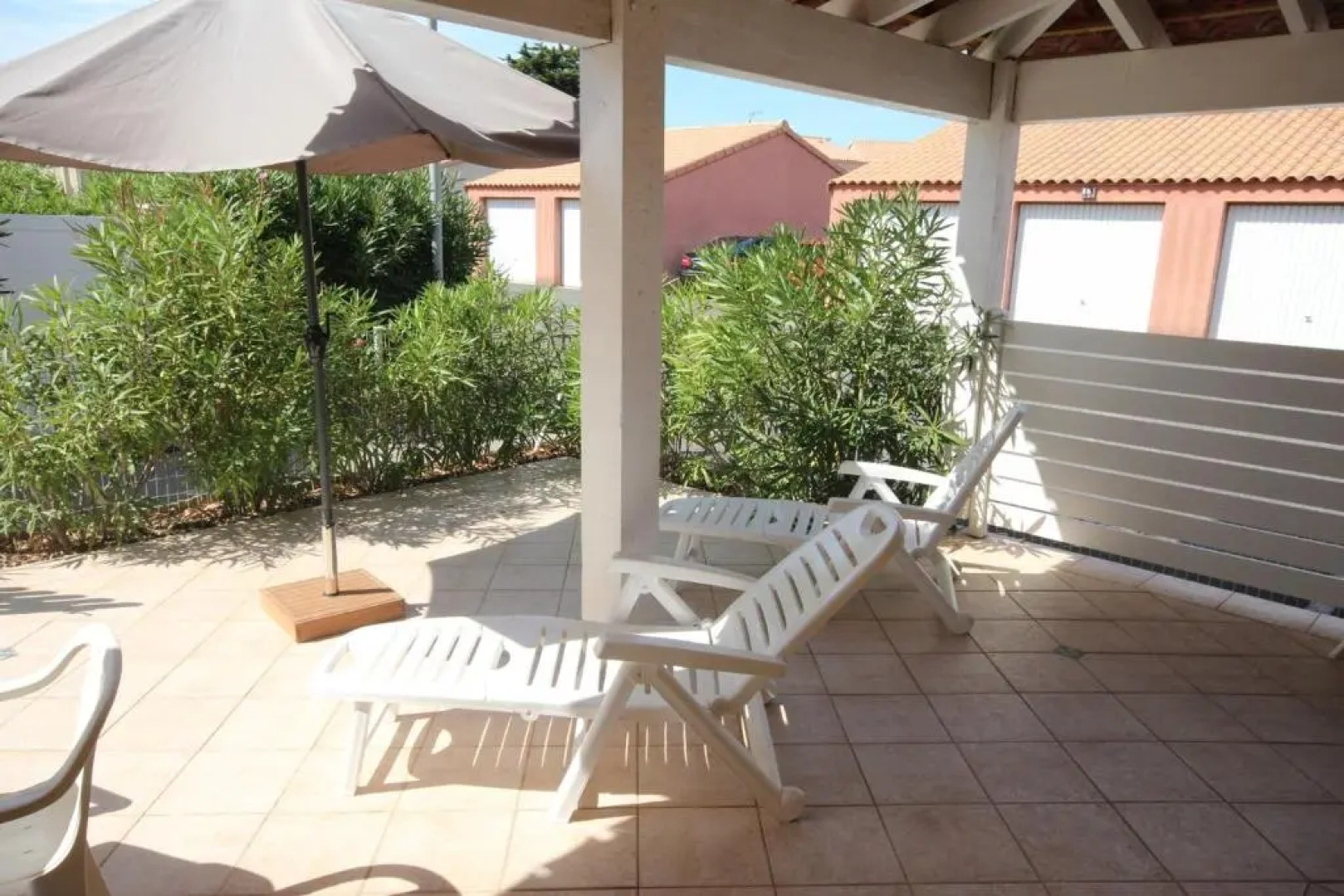 Belle villa 2 chambres terrasse en angle parking privatif dans résidence sécurisée piscine commune 800 m de la mer LRCS151