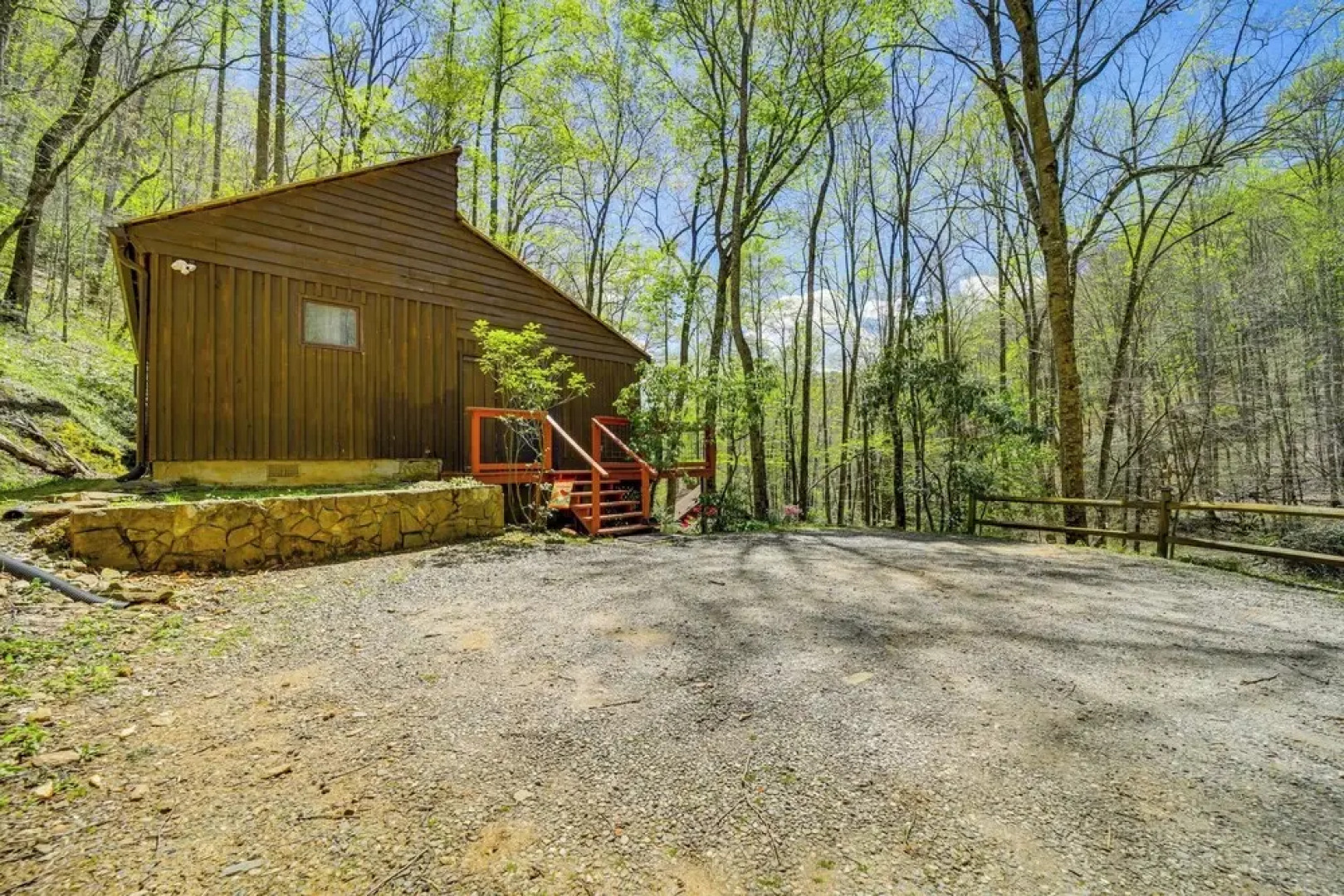 Creekside Cabin w/ Deck & Grill in Whittier!