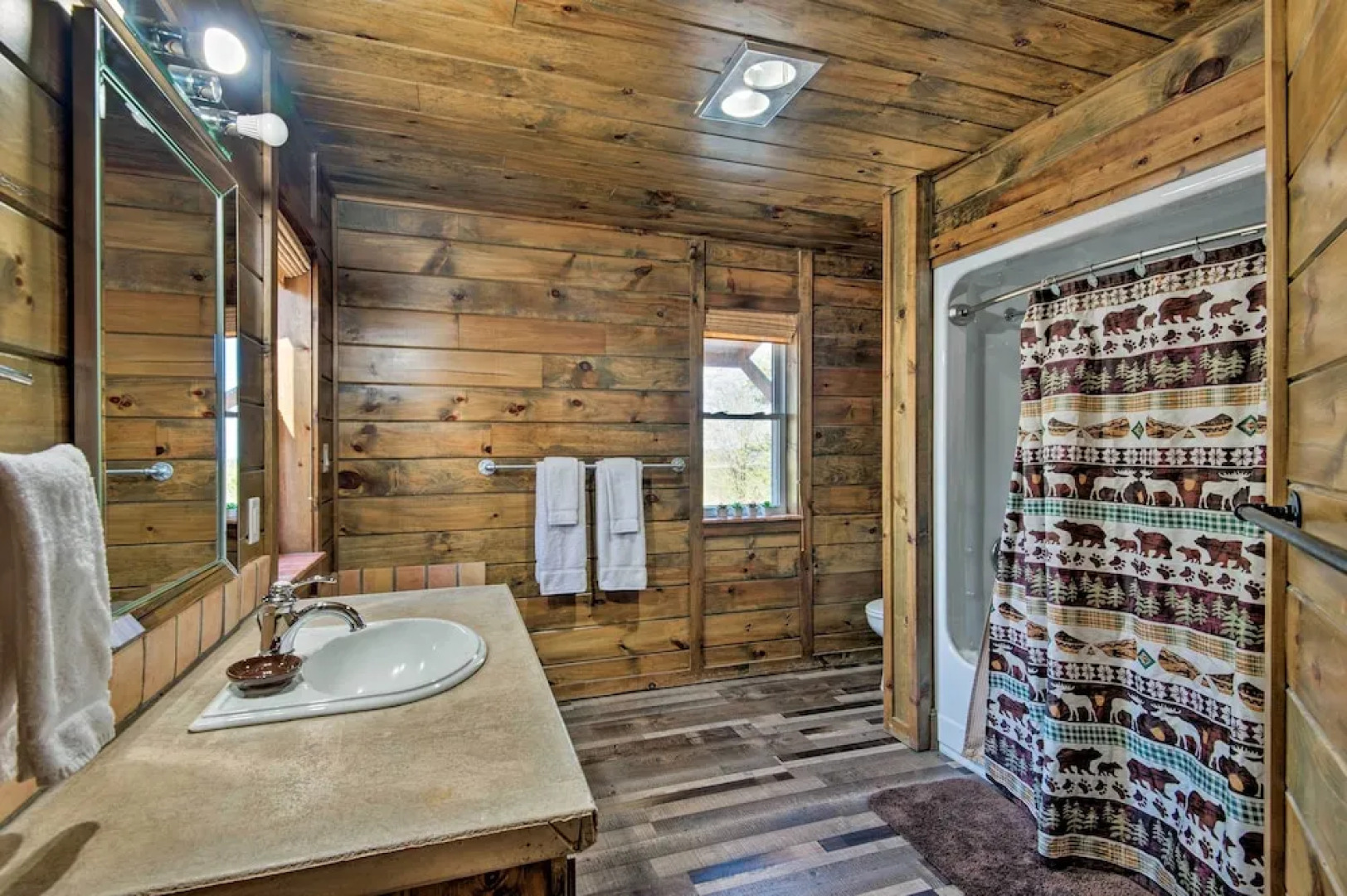 Broken Bow Mountaintop Home w/ Hot Tub!