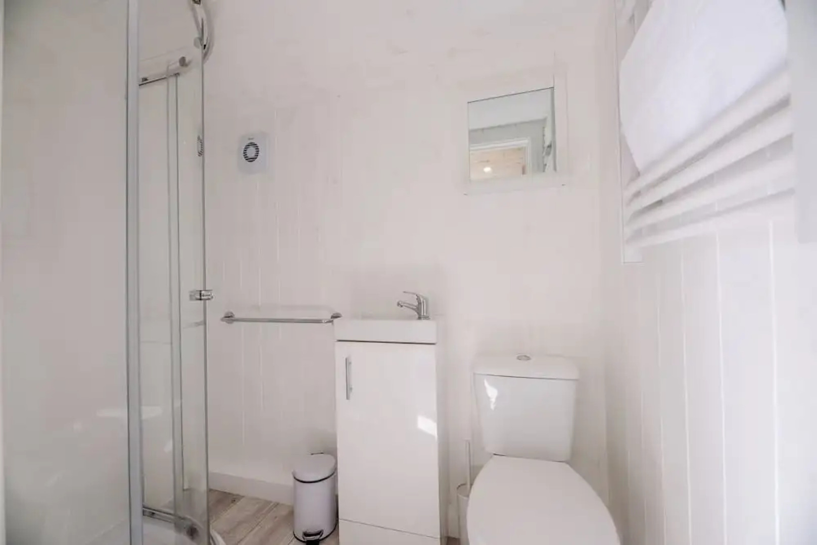 Honeysuckle Farm Hut 1 - Suffolk Farm Holidays