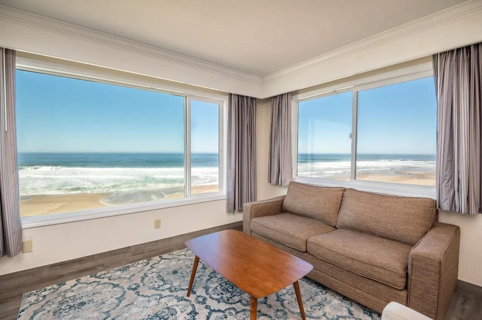 Sailor Jack's Oceanfront Inn