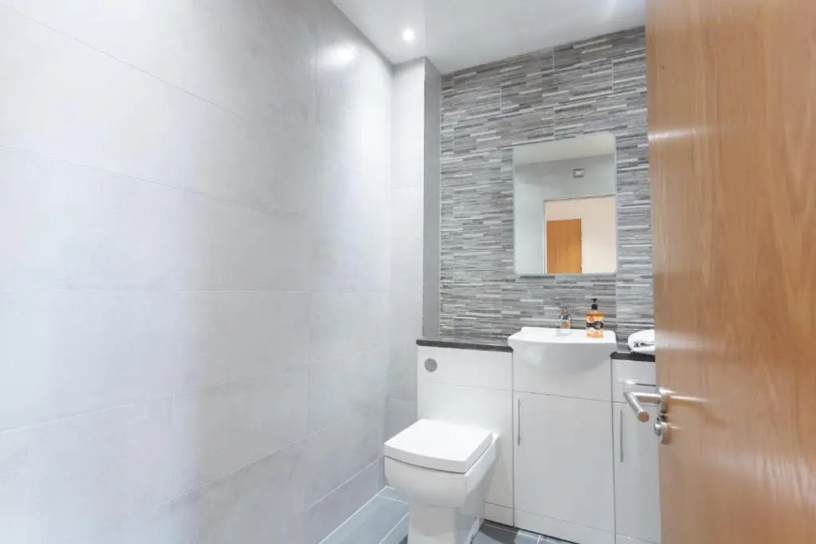 CITY CENTRE APARTMENT with Free Secure Underground Parking