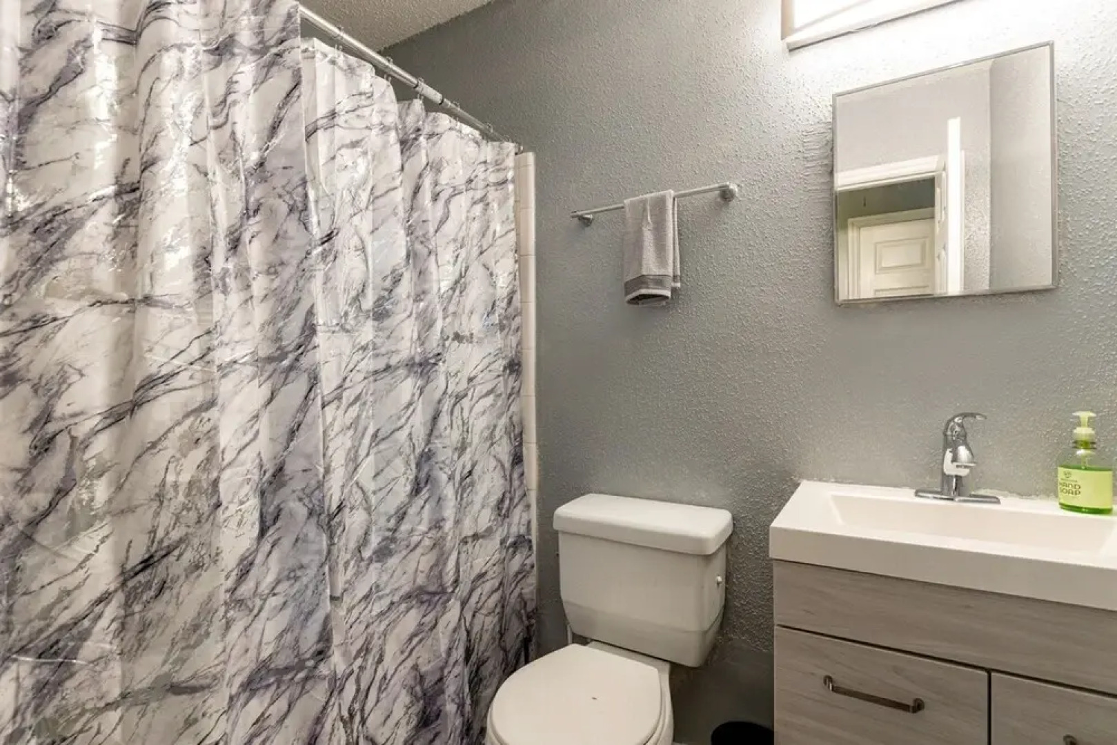Cozy 3BR Home Patio Grill Free Parking Wi-fi