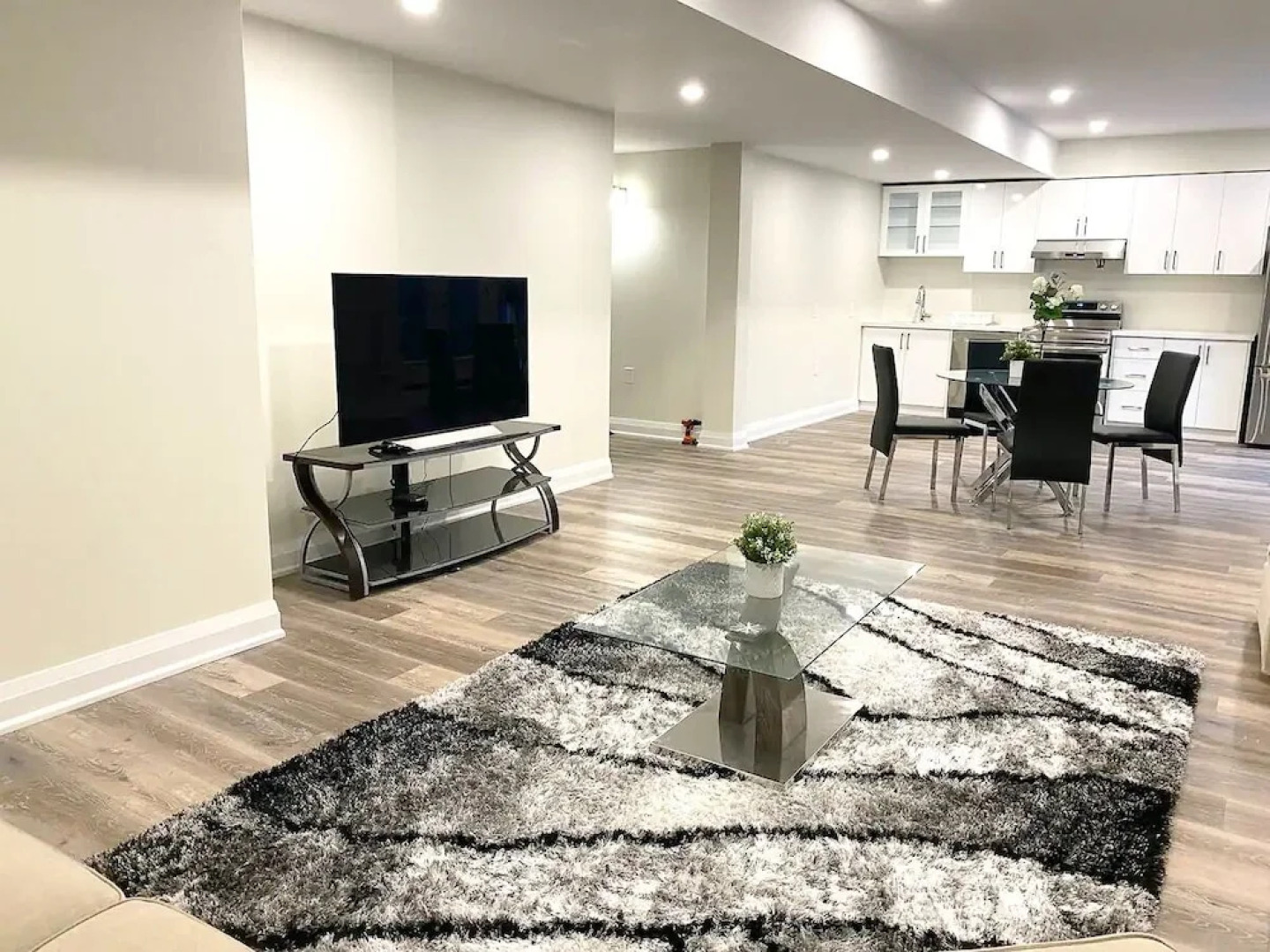 Brand New Walk Out Bsmt Apt Near Beach