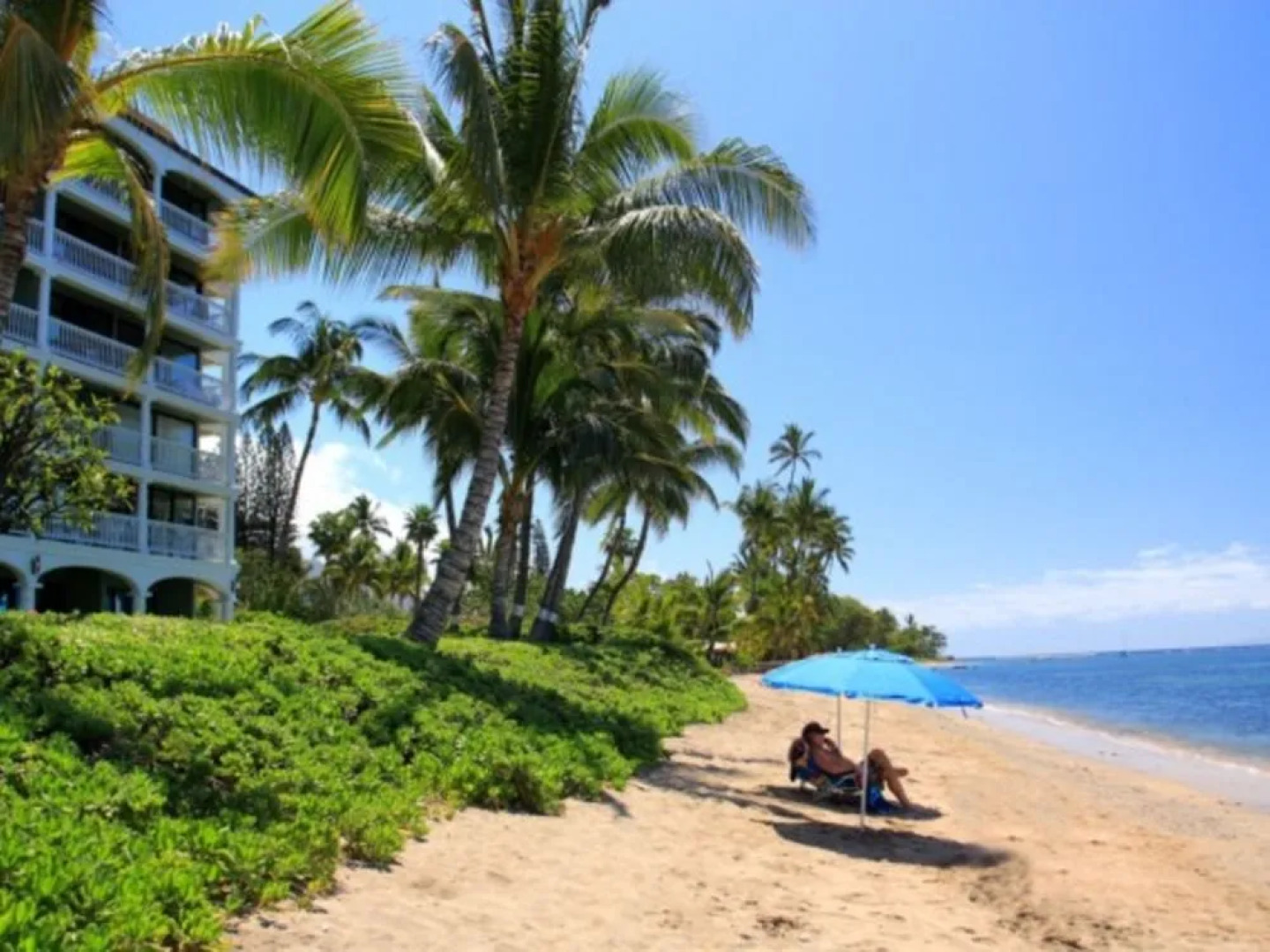 Lahaina Shores #522 Studio Bedroom Condo by RedAwning