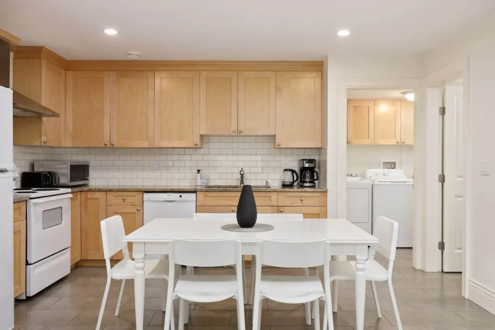 Cozy 2BR BSMT Suite Near Grouse Mt. and Edgemont.