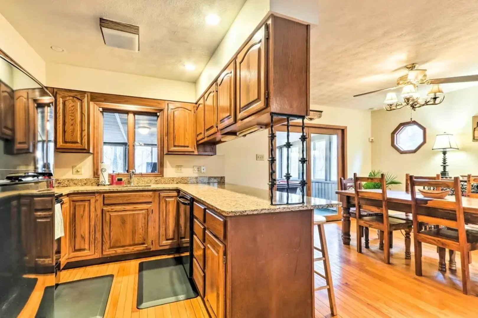 Lake Harmony Home w/ Deck - 3 Mi to Ski Slopes!