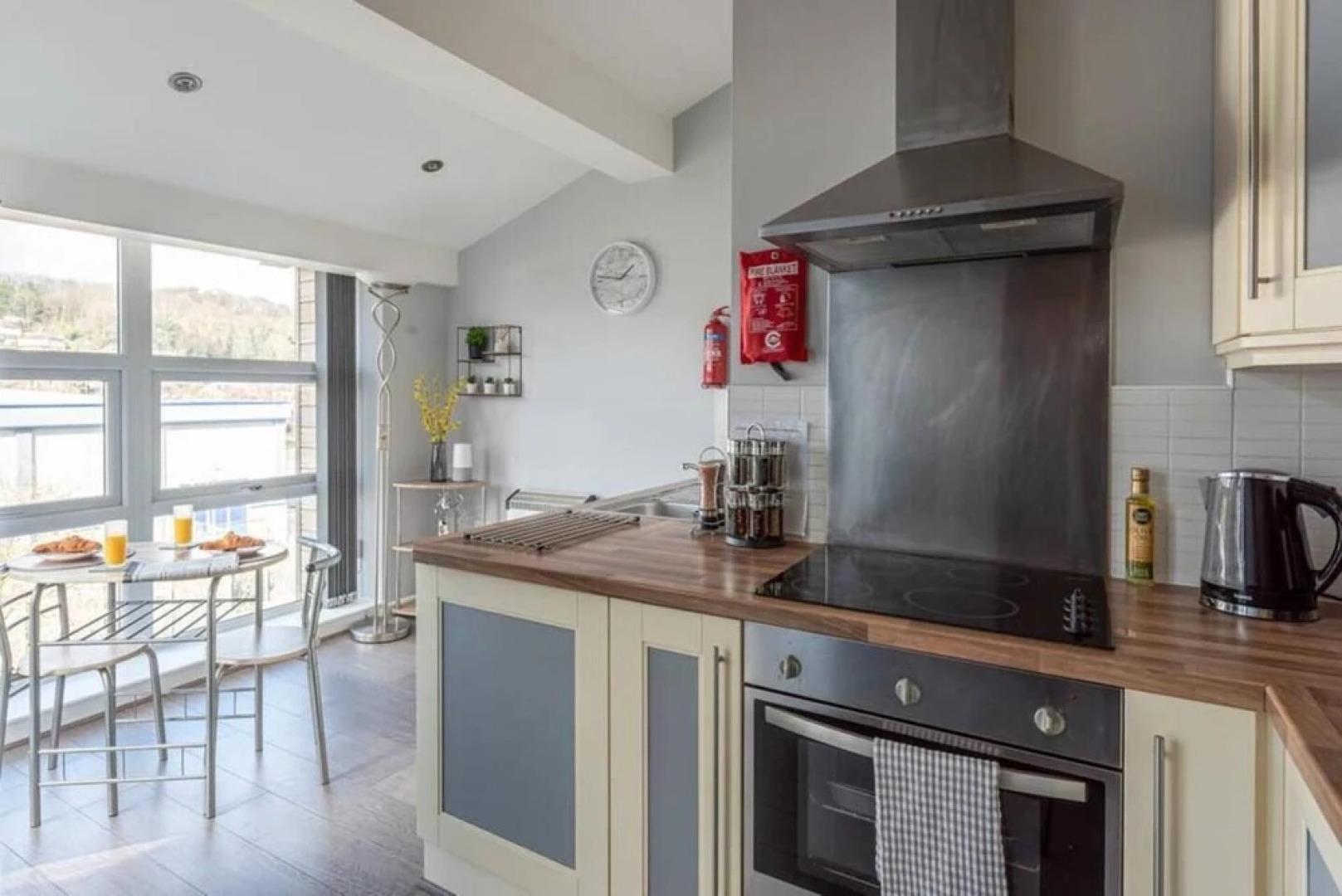 Riverside Balcony With Parking Minutes To Saltaire