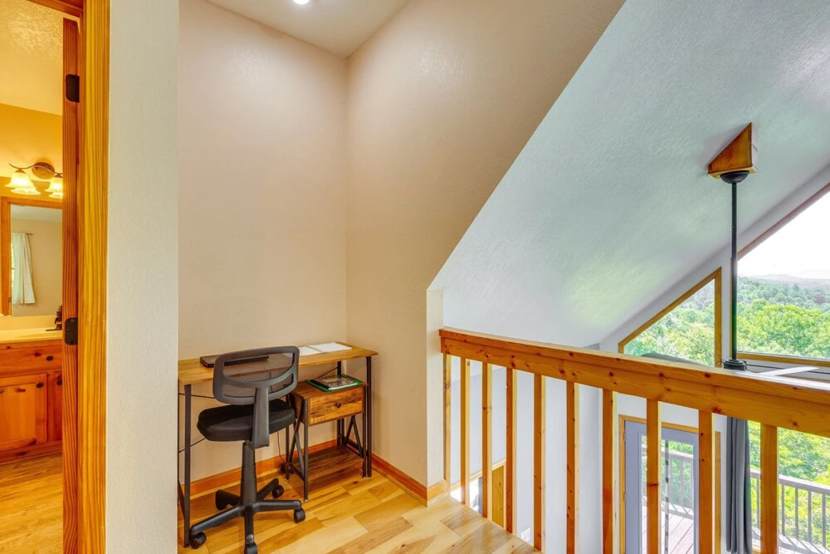 Cozy Murphy Cabin Retreat: Hot Tub & Mtn Views!