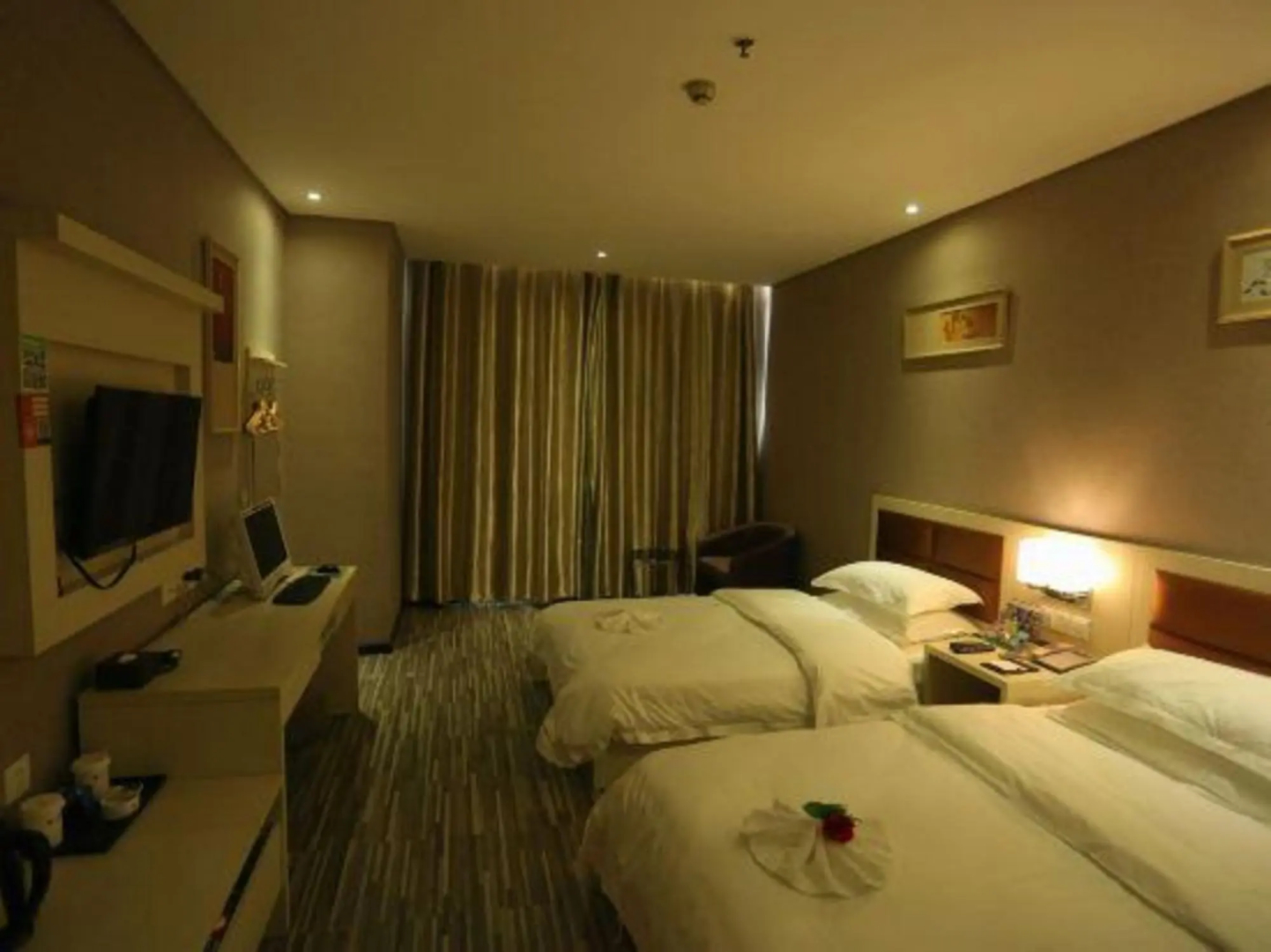 SET Chain Hotel (Jingmen Jingchu University of Technology Zhuyuan)