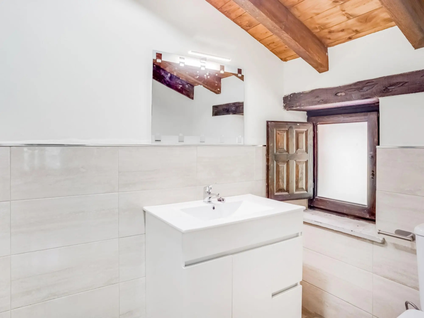 Rustic Holiday Home in Merilla with Valley View