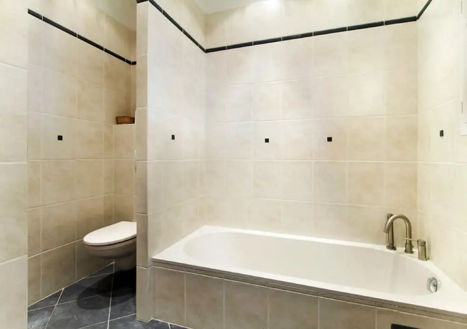 A Luxurious, 5-bedroom Villa in Vence With a Swimming Pool and Spaciou